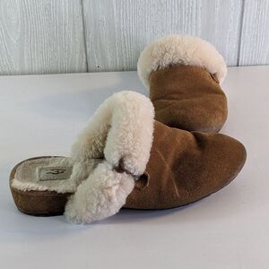 UGG Elanor Suede Mules Slip On Sheepskin Lining EUC SZ 6